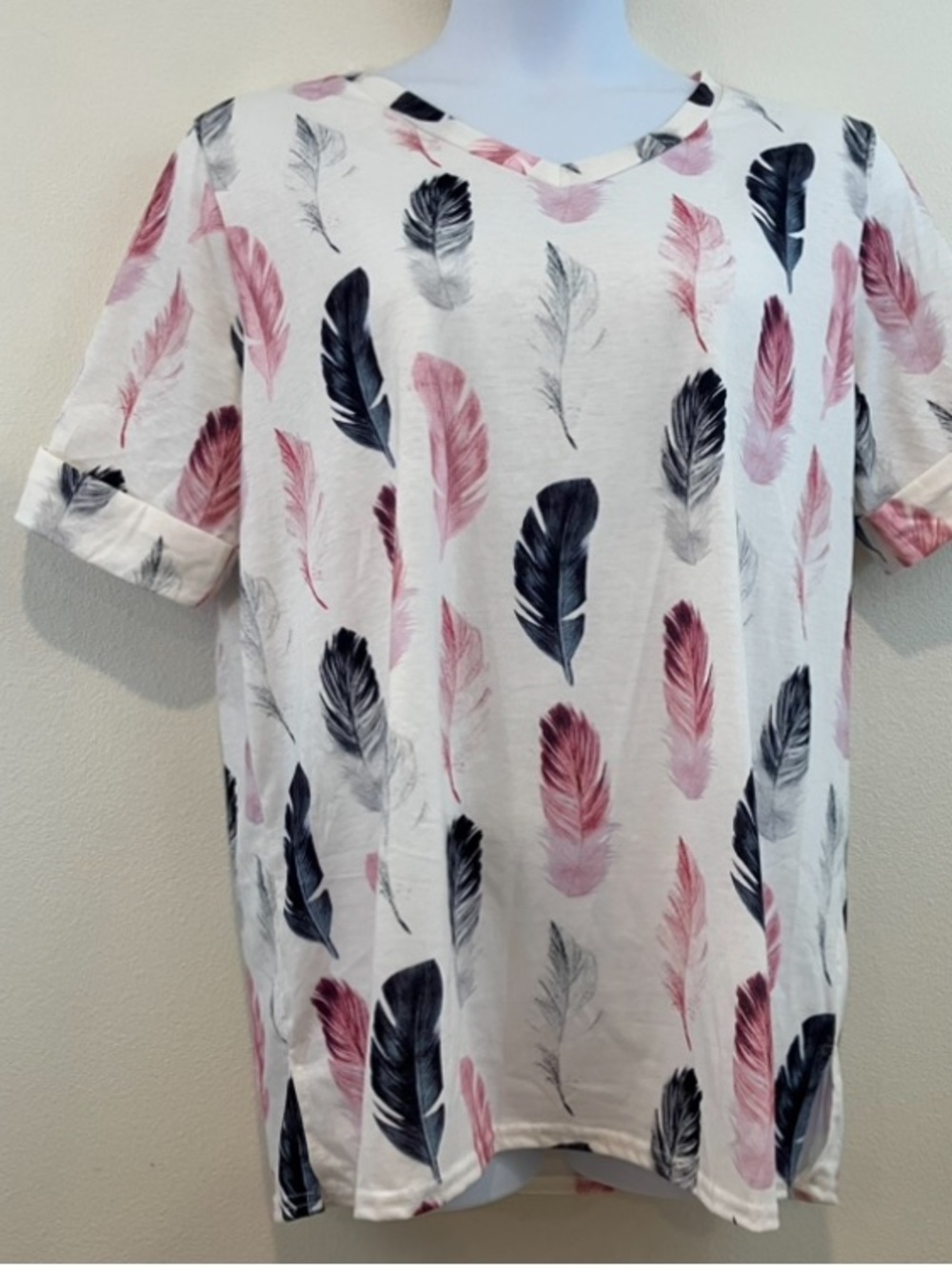 V-Neck Feather Print Short Sleeve Tee in Pink & Black